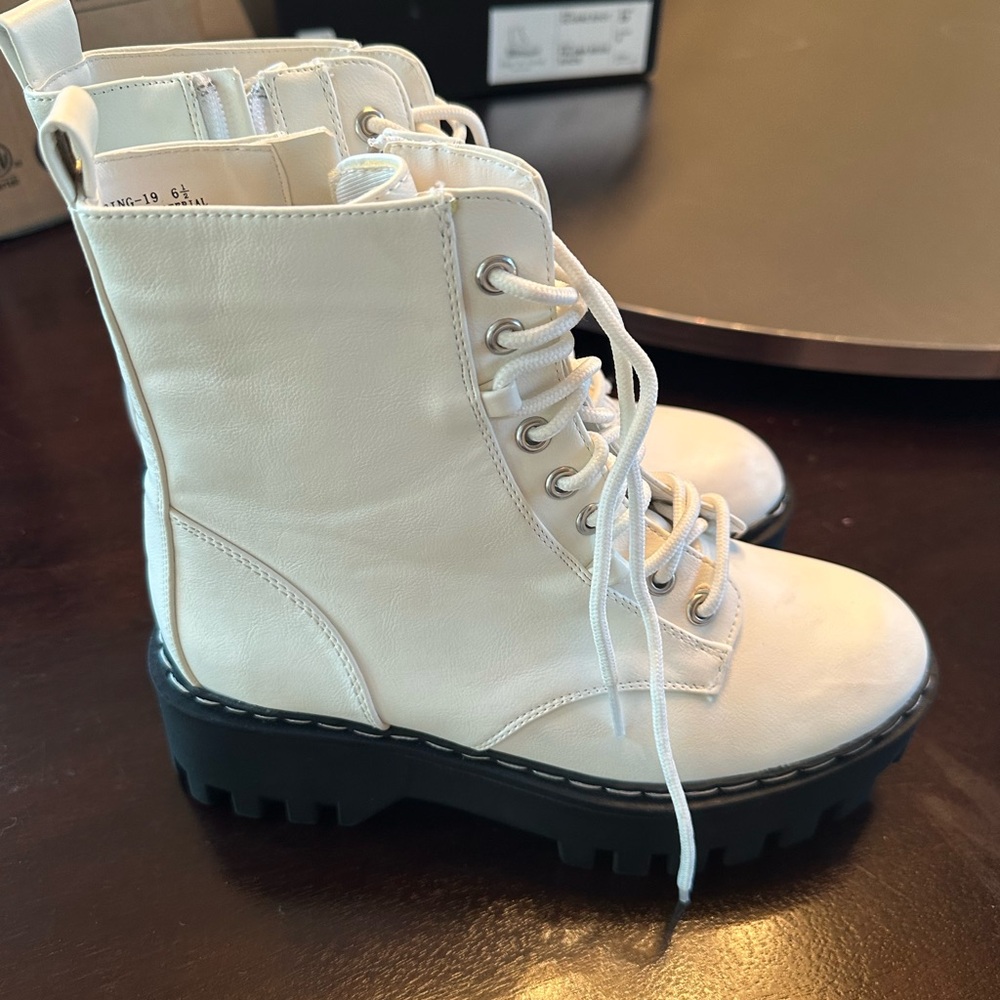 Dolls Kill women’s white boots size 6.5